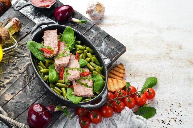 Vitello bollito con fagiolini e spinaci Alimenti dietetici Stile rustico