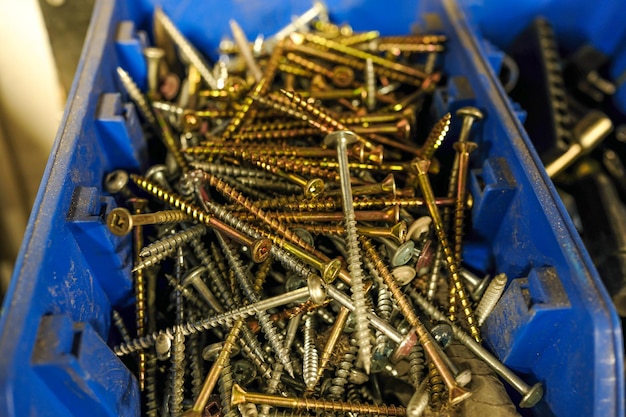 Viti zincate nel secchio in un'officina di fabbrica