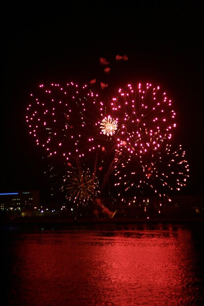 Vivaci fuochi d'artificio multicolori su sfondo nero