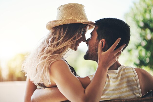 Vivere la vita nelle risate Foto ritagliata di una giovane coppia affettuosa che condivide un momento intimo fuori sul balcone