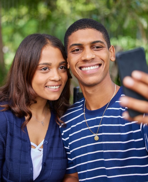 Vivere la vita uno scatto alla volta Scatto di una giovane coppia che si fa un selfie fuori