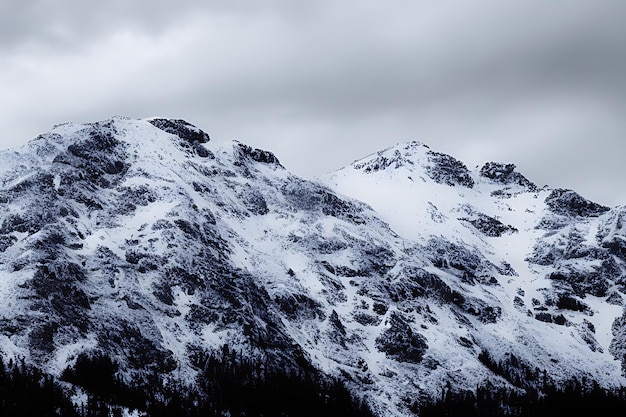 Vivi l'atmosfera oscura e lunatica delle scene di montagna con le nostre immagini artistiche