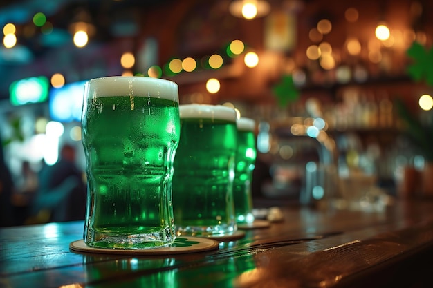 Vivida scena del pub del giorno di San Patrizio con birra verde