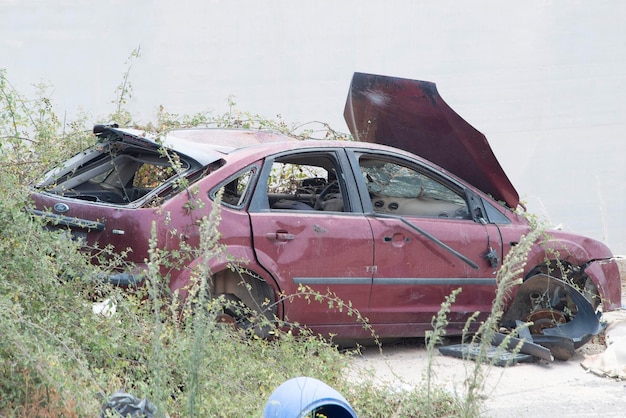 Viziato danneggiato ammaccato con ruggine auto dopo un incidentecar autodemolizione per rottami metallici