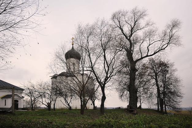 VLADIMIR, RUSSIA - 3 NOVEMBRE 2021: Chiesa dell'Intercessione sul Nerl a Bogolyubovo