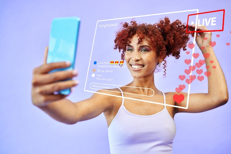 Foto vlog donna e live streaming in studio con icona di notifica sovrapposta sullo schermo e felice su sfondo viola registrazione di selfie di ragazza influencer della generazione z e contatto con i follower sull'app dei social media