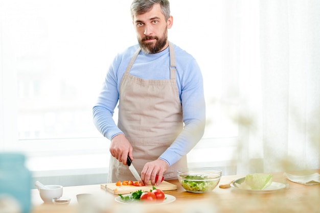 Vlogger dell'alimento barbuto che prepara piatto delizioso