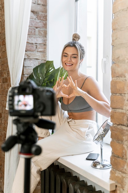 Vlogger di bellezza che realizza un video per i suoi follower