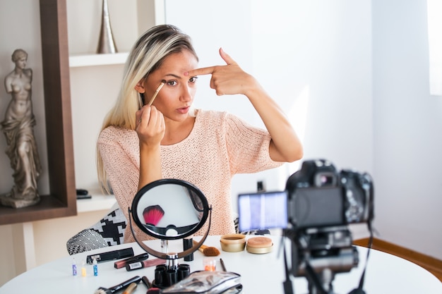 Vlogger di bellezza professionale che fa tutorial di trucco per la trasmissione in diretta