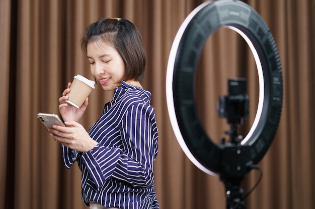 Vlogger femminile che registra nella sua casa