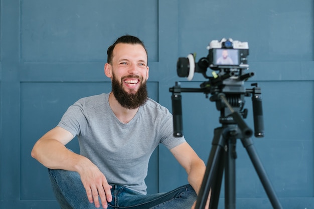 Vlogging. Blogger freelance che gira video con la fotocamera