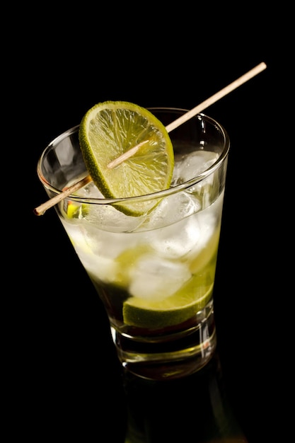 Vodka con lime e ghiaccio