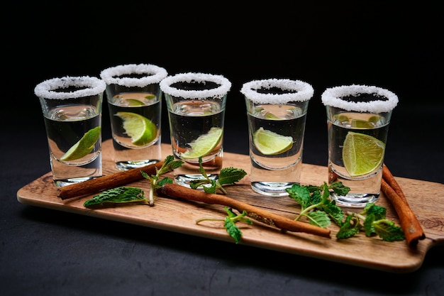 Vodka in bicchierini con lime