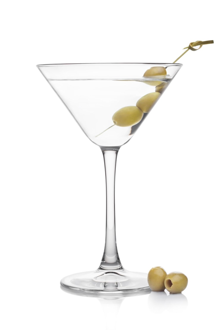 Foto vodka martini gin cocktail in bicchiere classico con olive su bambù con olive verdi fresche