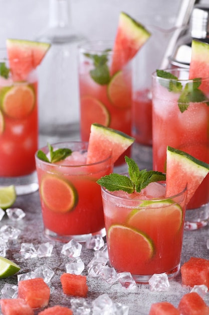 Vodka Watermelon Cocktail a base di anguria fredda, zucchero di cocco, succo di lime e vodka