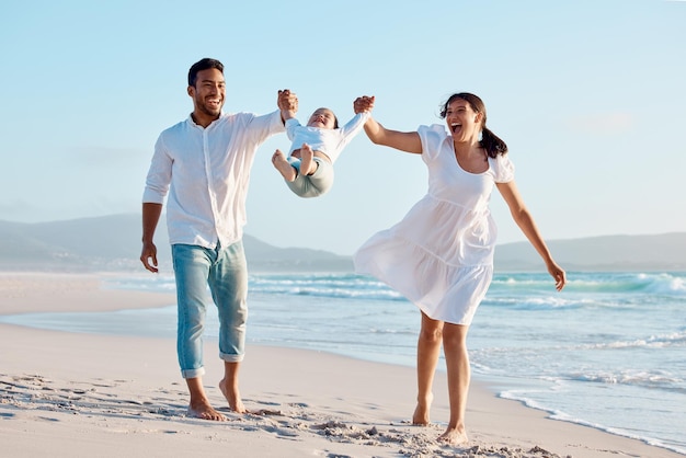 Vogliamo che abbia la migliore infanzia. Foto di una coppia che trascorre la giornata in spiaggia con la figlia.