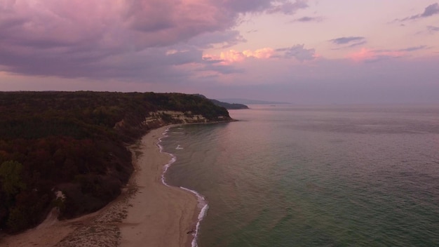 Volando sopra la bellissima spiaggia selvaggia in Bulgaria