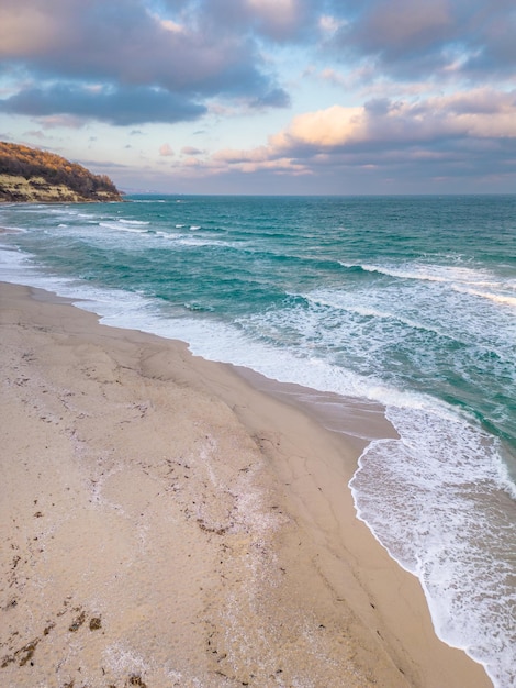 Volando sopra la bellissima spiaggia selvaggia in Bulgaria