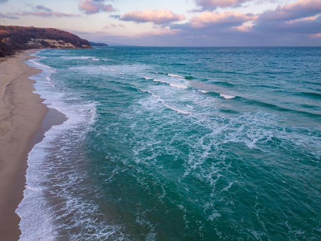 Volando sopra la bellissima spiaggia selvaggia in Bulgaria