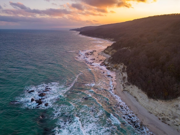 Volando sopra la bellissima spiaggia selvaggia in Bulgaria