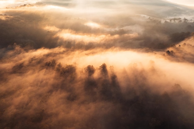 Volando sopra le nuvole alba e nebbia, sulla collina