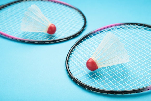 Volani e racchette da badminton sull'azzurro.