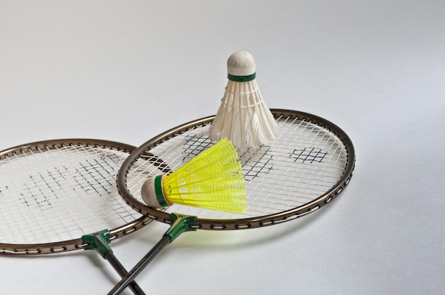 Volano della racchetta di badminton su sfondo bianco