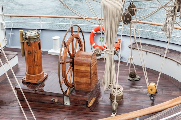 Volante per capitano su una vecchia barca a vela. Sines Portogallo