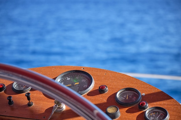 volante su uno yacht con segnaletica elettrica vista mare