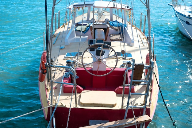 Volante sullo yacht con sfondo di acqua di mare blu