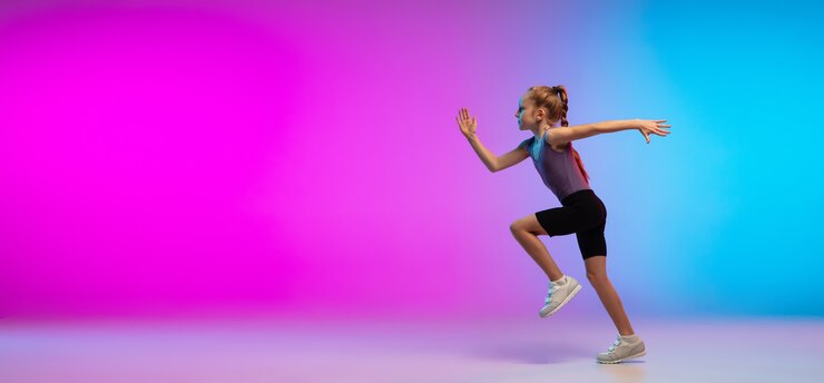 Volantino. Ragazza adolescente, corridore professionista, jogging in azione, movimento isolato su gradiente rosa-blu
