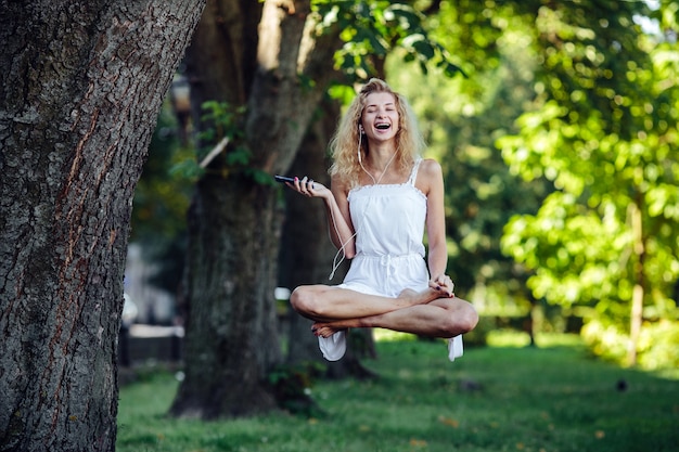 volare donna parco forestale albero