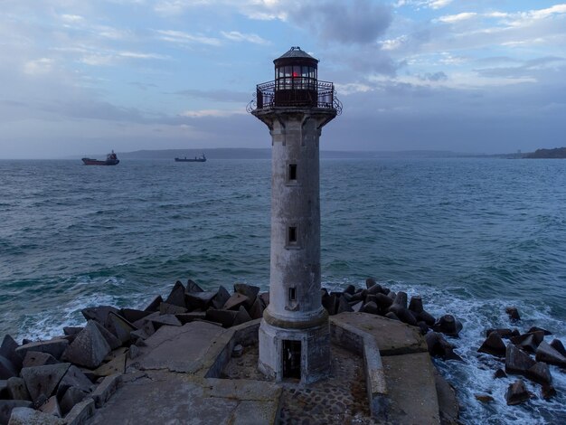 Volare intorno al faro su un drone la mattina presto all'alba