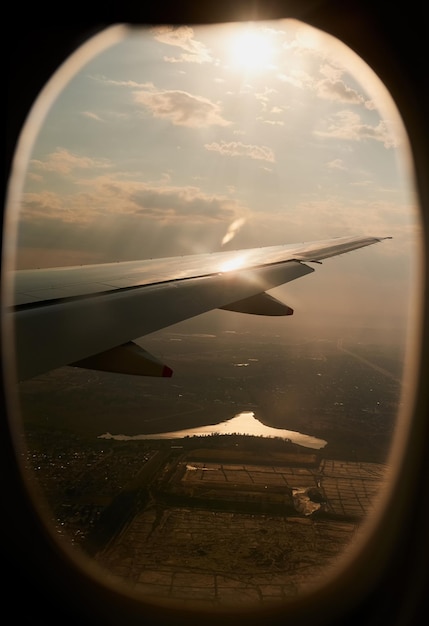 Volare nell'aria su ali d'argento Inquadratura della vista attraverso la finestra di un aeroplano