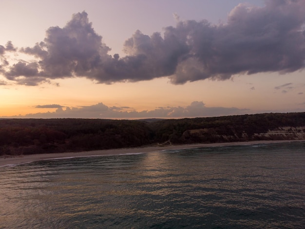 Volare sopra il mare di notte