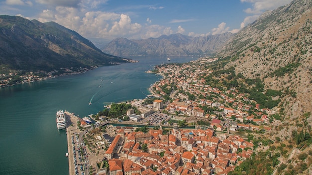 Volare sopra Kotor in Montenegro