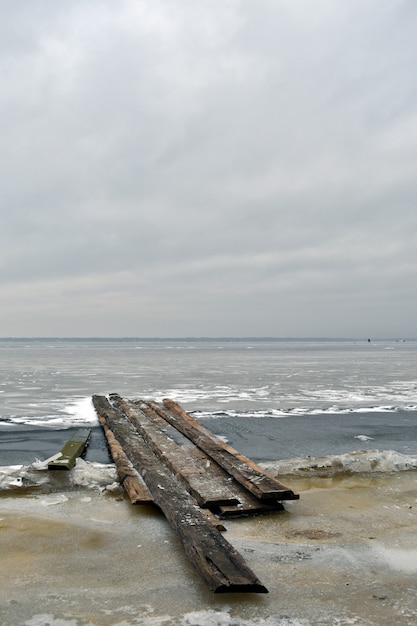 Volga ricoperta di ghiaccio in inverno