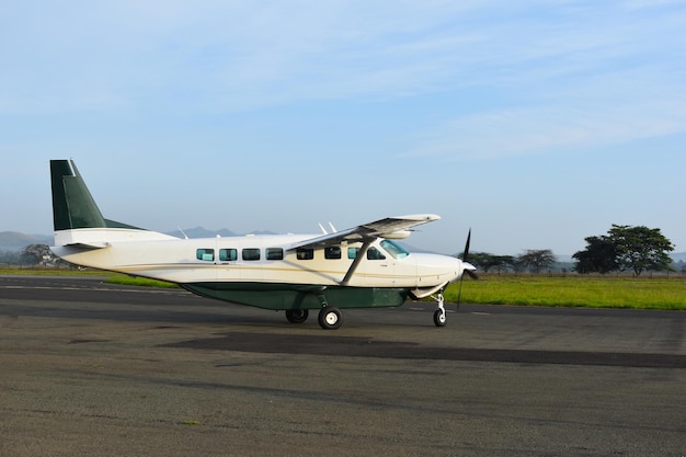 voli su un aereo leggero in Africa camminano sopra il kilimangiaro