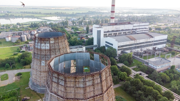 Volo aereo con drone vicino alle torri di raffreddamento della centrale termica del cap