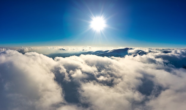 Volo autunnale attraverso il cielo blu nelle montagne autunnali dei Carpazi ripresa panoramica aerea del drone