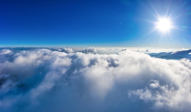 Volo autunnale attraverso il cielo blu nelle montagne autunnali dei Carpazi ripresa panoramica aerea del drone