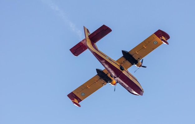 Volo Canadair Firefight Aircraft scooper che vola sul cielo blu in vista