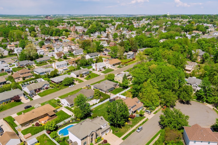 Foto volo con un drone su una casa in una piccola città in una giornata di sole negli usa