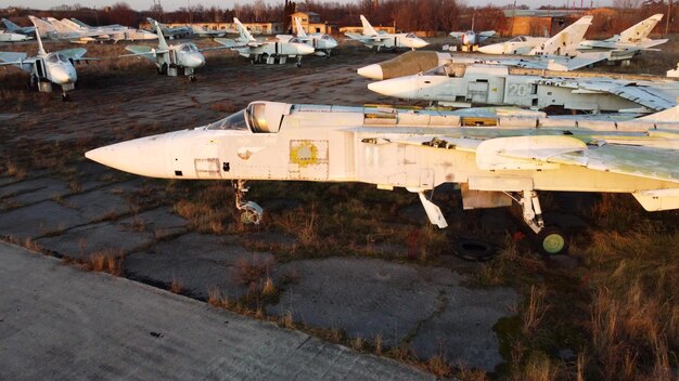 Volo con vista aerea del drone sopra il parcheggio del vecchio cimitero di aerei smantellati