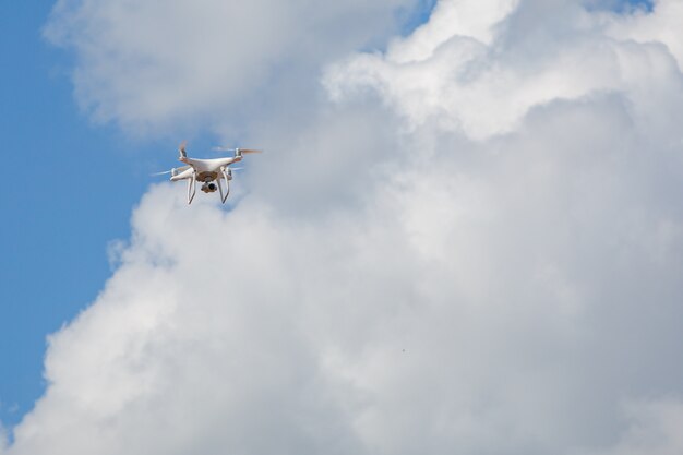 Volo del drone contro il cielo blu