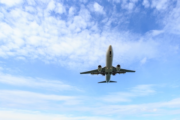 Volo dell&#39;aeroplano sotto cielo blu e nuvola bianca a Phuket, Tailandia