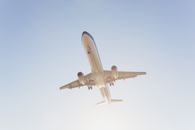 Volo dell'aeroplano sotto il cielo blu e la nuvola bianca a Phuket, Tailandia.