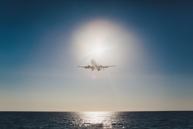 Volo dell'aeroplano sotto il cielo blu e la nuvola bianca a Phuket, Tailandia.