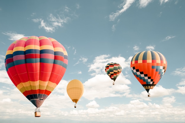 Volo della mongolfiera d&#39;annata sul cielo