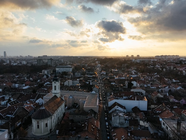 Volo di droni al tramonto sopra il quartiere Zemum Belgrado Serbia Europa